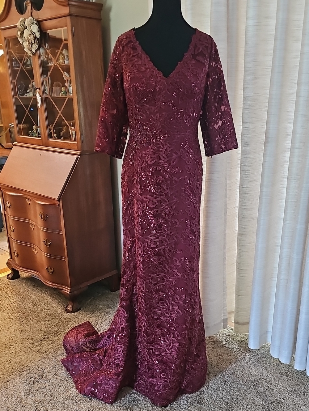 Elegant Burgundy Mother Of The Bride Lace Dress With Sequins
